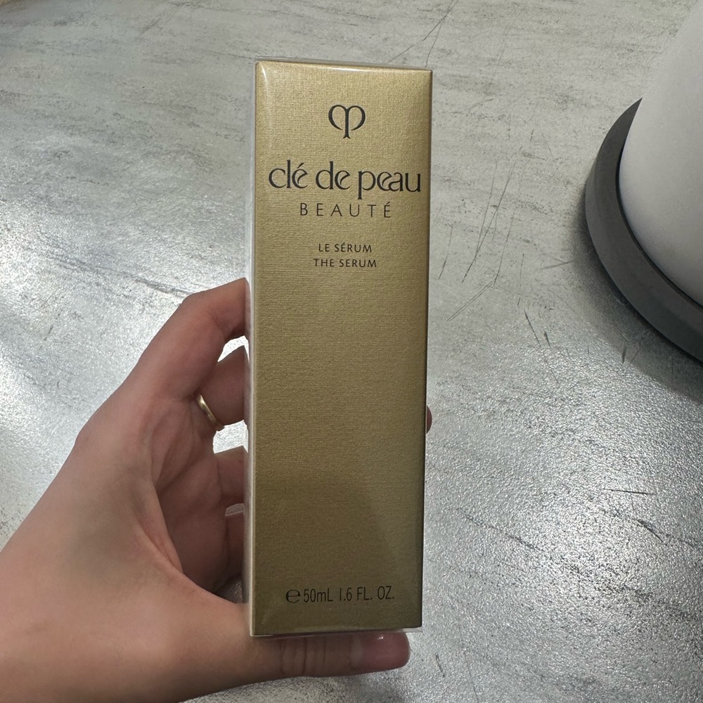 CLÉ DE PEAU THE SERUM